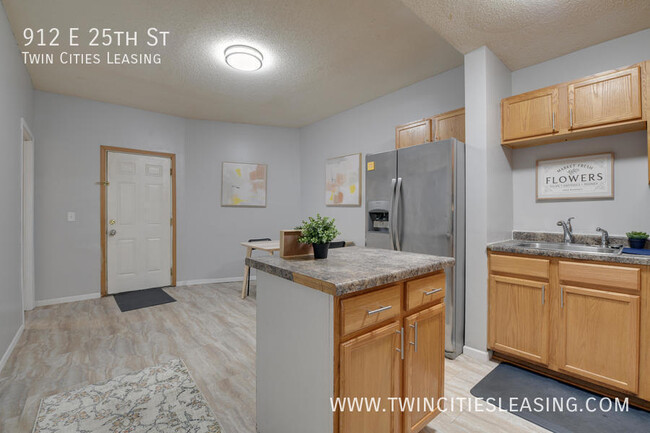 Foto del edificio - 912 E 25th St