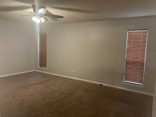 Building Photo - REDUCED RATE WITH A MOVE-IN SPECIAL OF HAL...