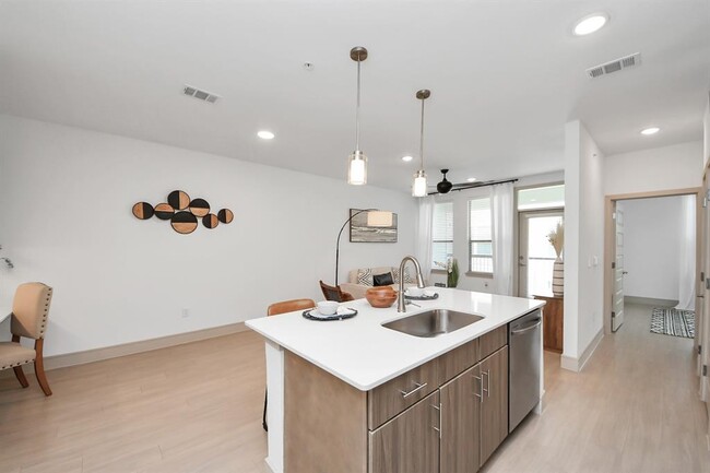 Building Photo - 4840 N Shepherd Dr