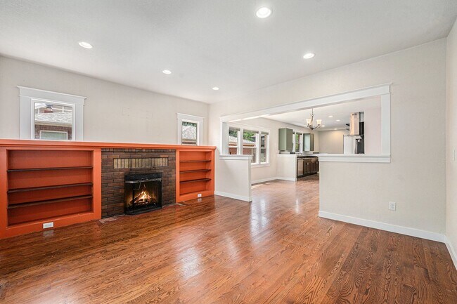 Foto del edificio - Updated Craftsman Bungalow in Congress Par...