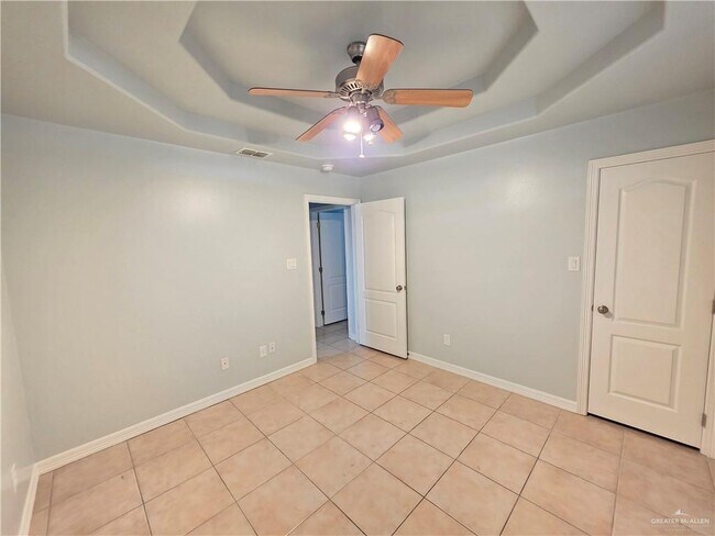 Building Photo - 7 S Dahlia St