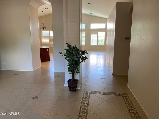 Building Photo - 2350 W Maplewood St