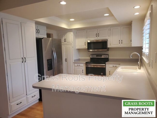 Foto del edificio - 18250 Lake Forest Dr