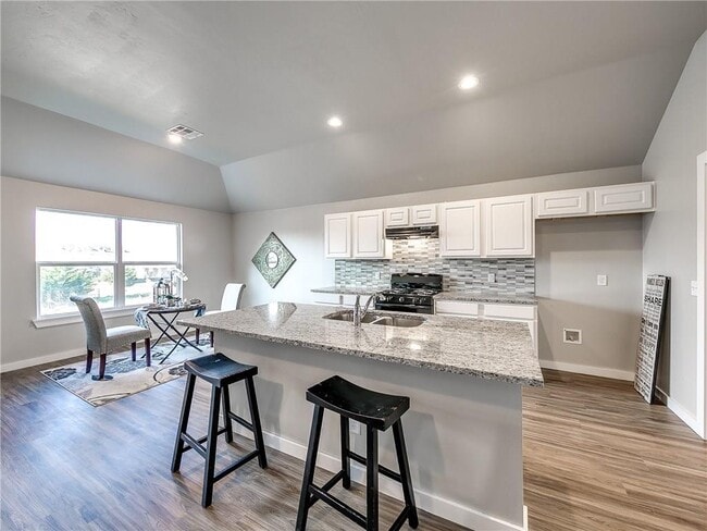 Building Photo - 1270 Lakeview Dr