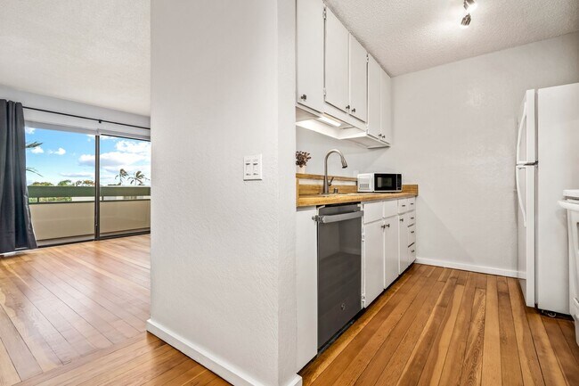 Foto del edificio - Beautifully Renovated 1 Bedroom/1 Bath Iao...