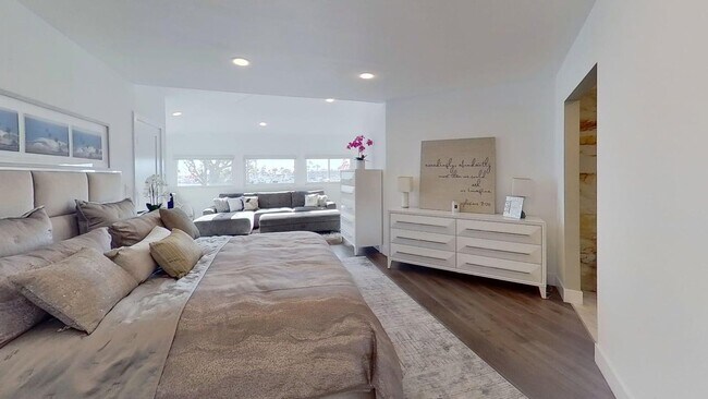 Building Photo - Waterfront Lido Island with Pool