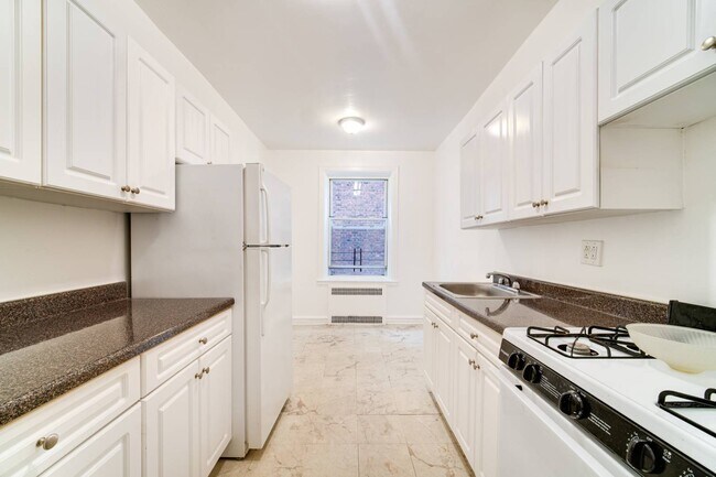 Building Photo - 77-34 Austin St