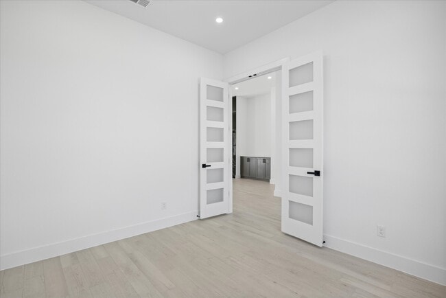 Building Photo - 2057 Glenhollow Dr