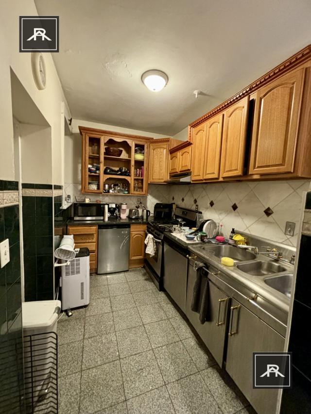 Foto del edificio - 4 bedroom in Brookline MA 02446