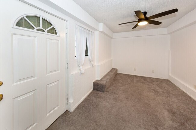 Foto del edificio - 5845 S Mansfield Ave
