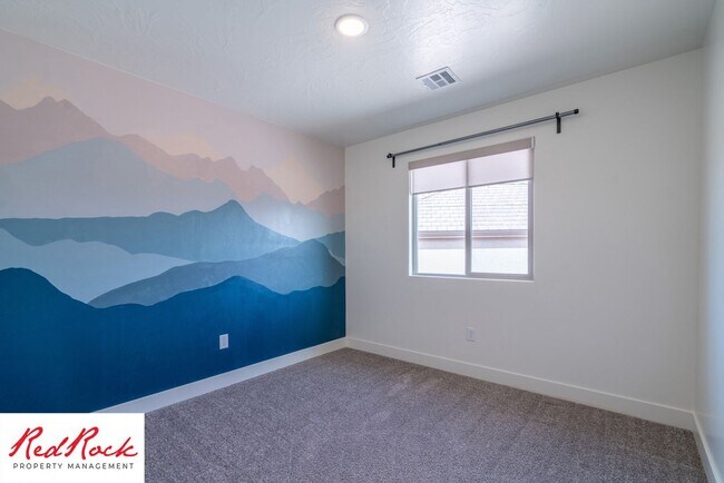 Foto del edificio - Adorable Stand Alone 4 Bedroom Corner Unit with Fully Fenced Backyard. Small Dogs Welcome.