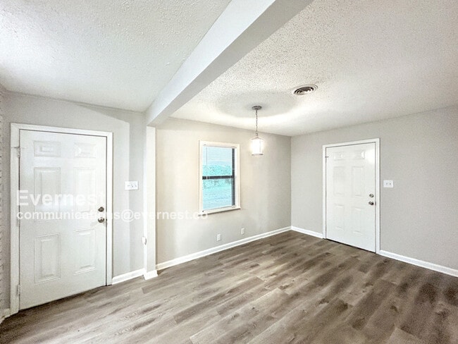 Building Photo - 1202 Town and Country Dr