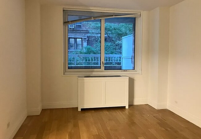 Building Photo - 280 W 81st St
