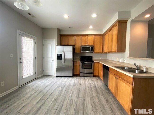 Foto del edificio - 3 Bedroom 3.5 Bath Townhome close to NCSU