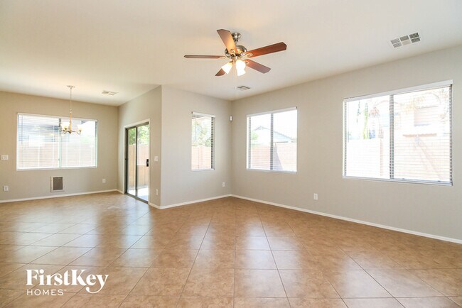 Building Photo - 4946 E Del Rio Dr