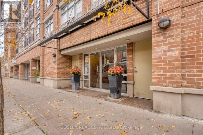 Photo du bâtiment - 955 Queen St W