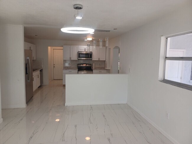 Foto del edificio - PRICE REDUCED! Newly Remodeled Stunning 4 ...