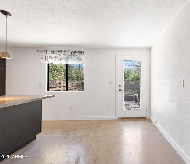 Building Photo - 934 W Parkway Blvd