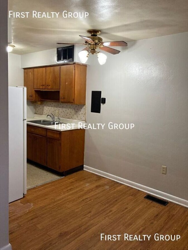 Building Photo - 1 Bedroom 1 Bath Garden Walk-up Apartment ...