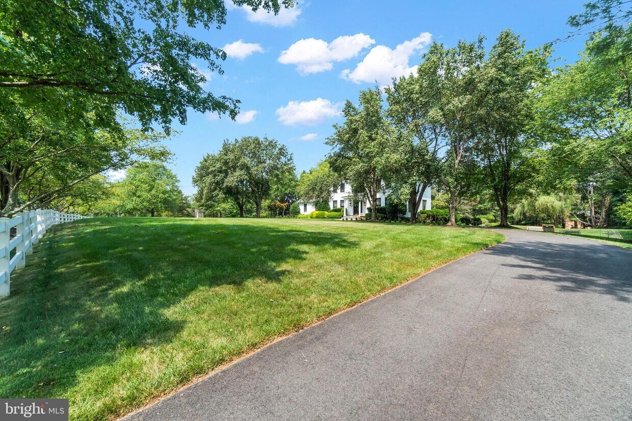 Foto principal - 9011 Saunders Ln
