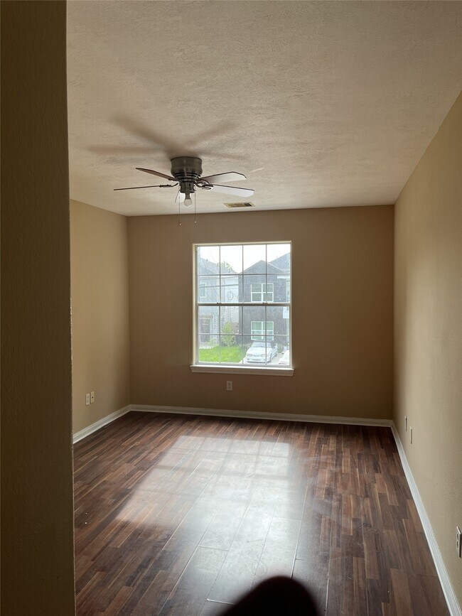 Foto del edificio - 8134 Woodward St