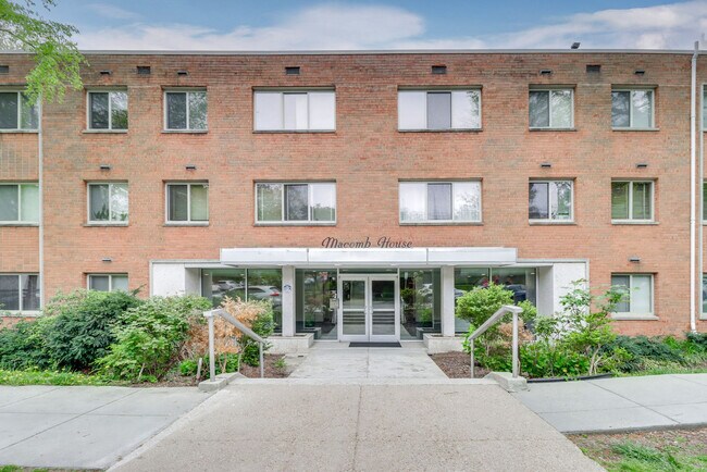 Foto del edificio - 2710 Macomb St NW