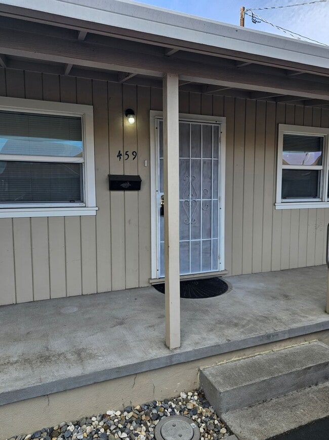 Building Photo - RETIREMENT COMMUNITY: Renovated Residence Hidden Gem 2 Bed/1 Bath - San Leandro