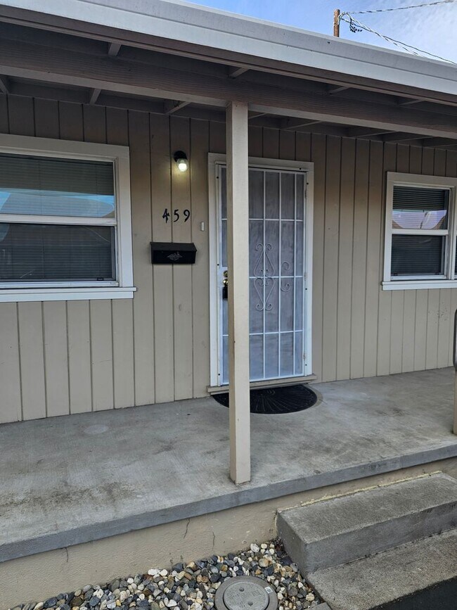 Foto del edificio - RETIREMENT COMMUNITY: Renovated Residence Hidden Gem 2 Bed/1 Bath - San Leandro