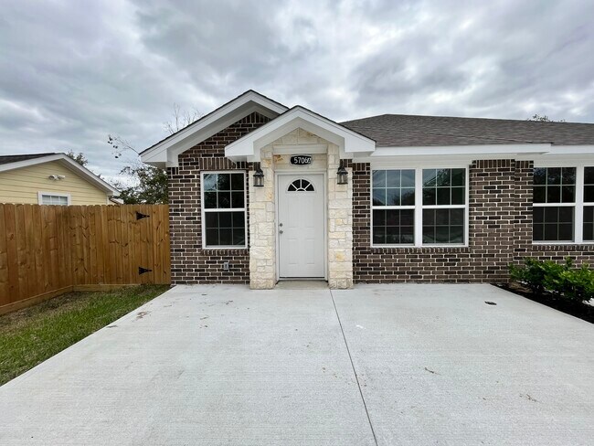 Foto del edificio - 5706 Howell St