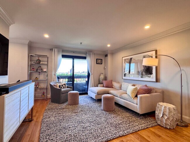 Foto del edificio - NO FEE!!  1 bed penthouse in Back Bay elevator building with doorman!