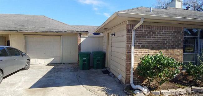 Building Photo - 10822 Lynbrook Dr