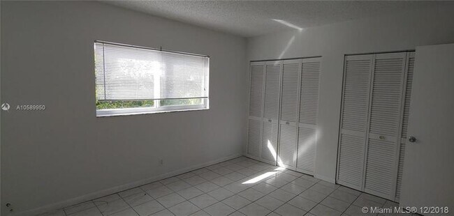 Foto del edificio - 1400 NE 54th St