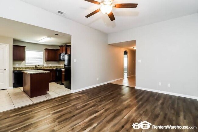 Building Photo - Newly renovated spacious 3 bed/2 bath, wit...