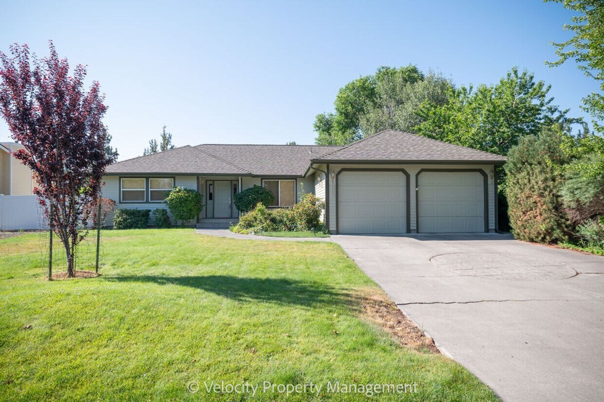 Primary Photo - Beautiful Single Level Home in Stone Brook...