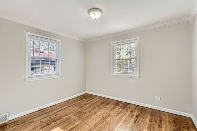 Foto del edificio - Charming 3-Bedroom Home with Spacious Back...