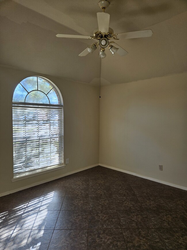 Building Photo - "Charming 3-Bedroom Home with 2 Baths and ...