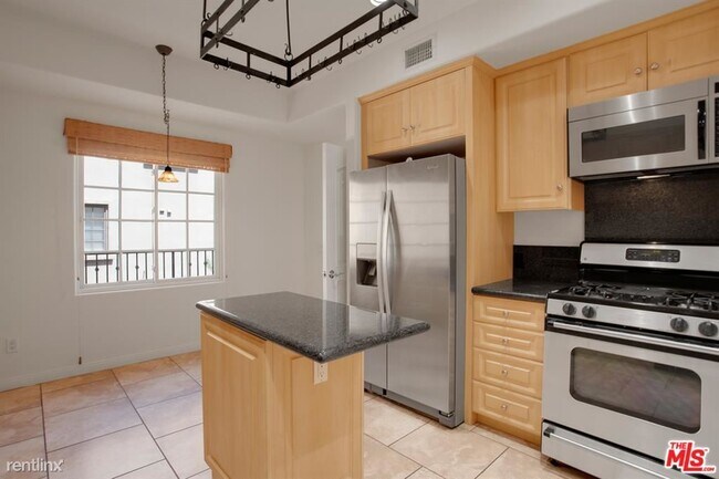 Foto del edificio - 851 N San Vicente Blvd