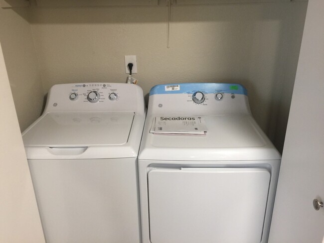 Building Photo - Updated Unit with NEW appliances