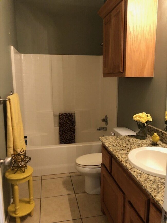 Foto del edificio - $200 off your move in by May 15th! Located in Edgewood Manor and in Mustang School District!, Nea...