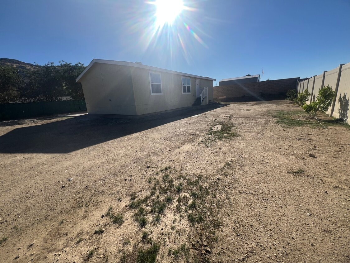 Large yard - 1540 Adam St