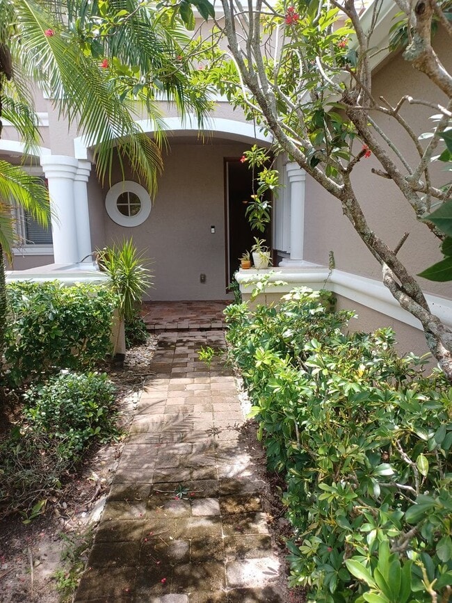 Building Photo - Townhouse with Amenities Galore: 3 BR / 2.5 Bath In The Colonnade Community