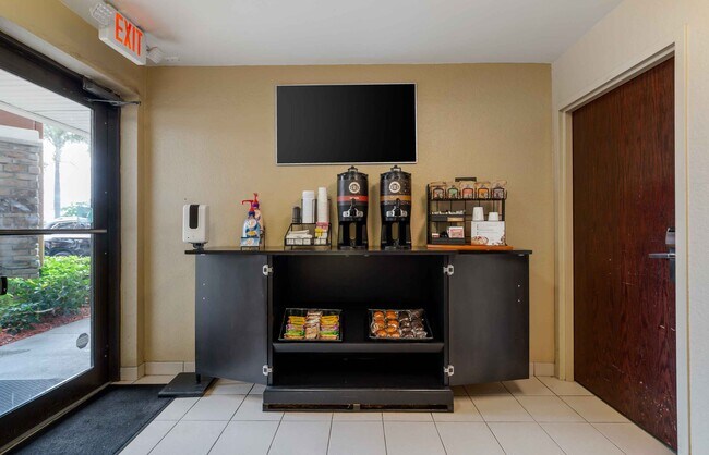 Foto del edificio - Furnished Studio-Fort Lauderdale-Cypress Creek-Andrews Ave