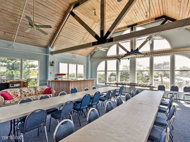 Building Photo - 3665 Sandpiper Rd