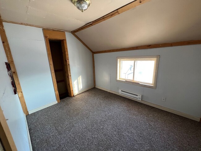 Building Photo - 2 Bedrooms, 1 Bathroom Upper level Duplex ...