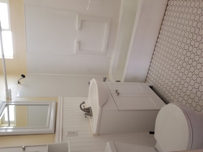 Foto del edificio - Ready just in time to garden!