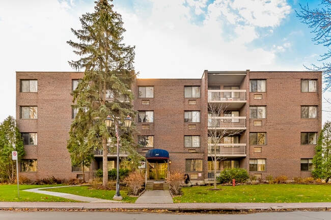 Building Photo - 300 Av Lanthier