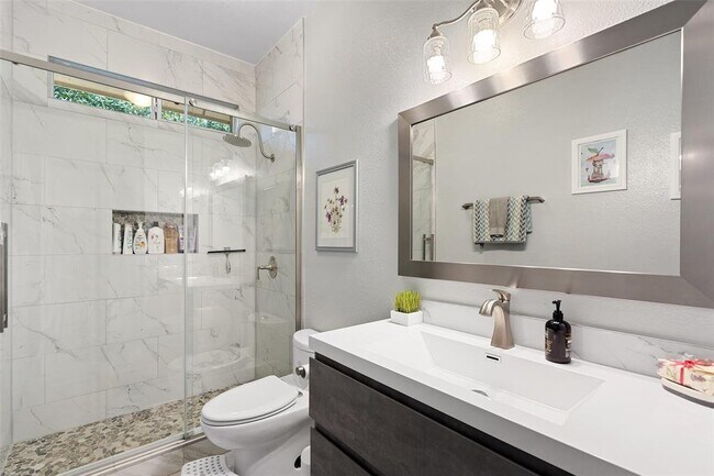 Foto del edificio - 4129 Travis Country Cir