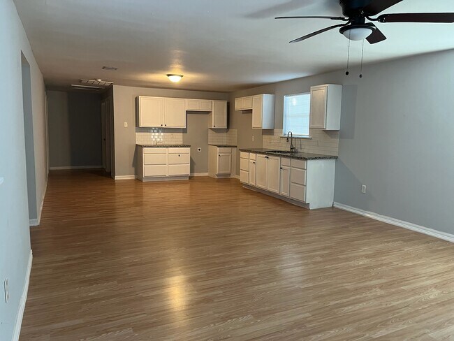 Foto del edificio - 8826 Crestview Dr