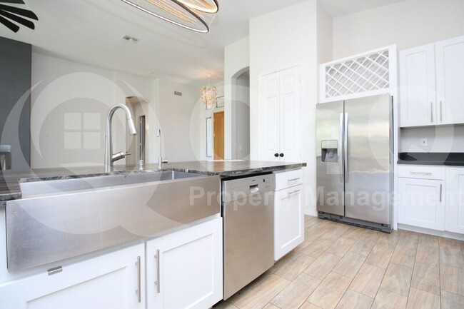 Building Photo - 1139 E Ocotillo Rd