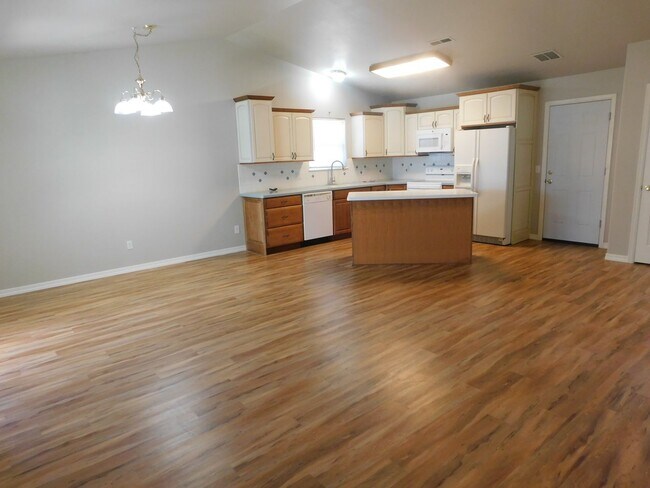 Building Photo - Cute Three Bedroom House
